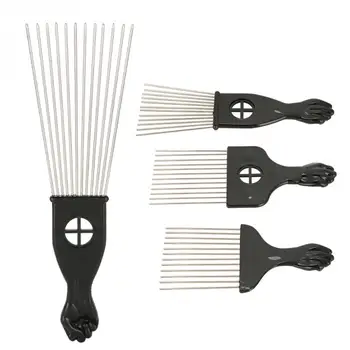 В салоне с широкими зубьями Используется черная металлическая афроамериканская расческа-подборщик, вставляющая фигурную расческу для волос в стиле афро для парикмахерских инструментов для укладки